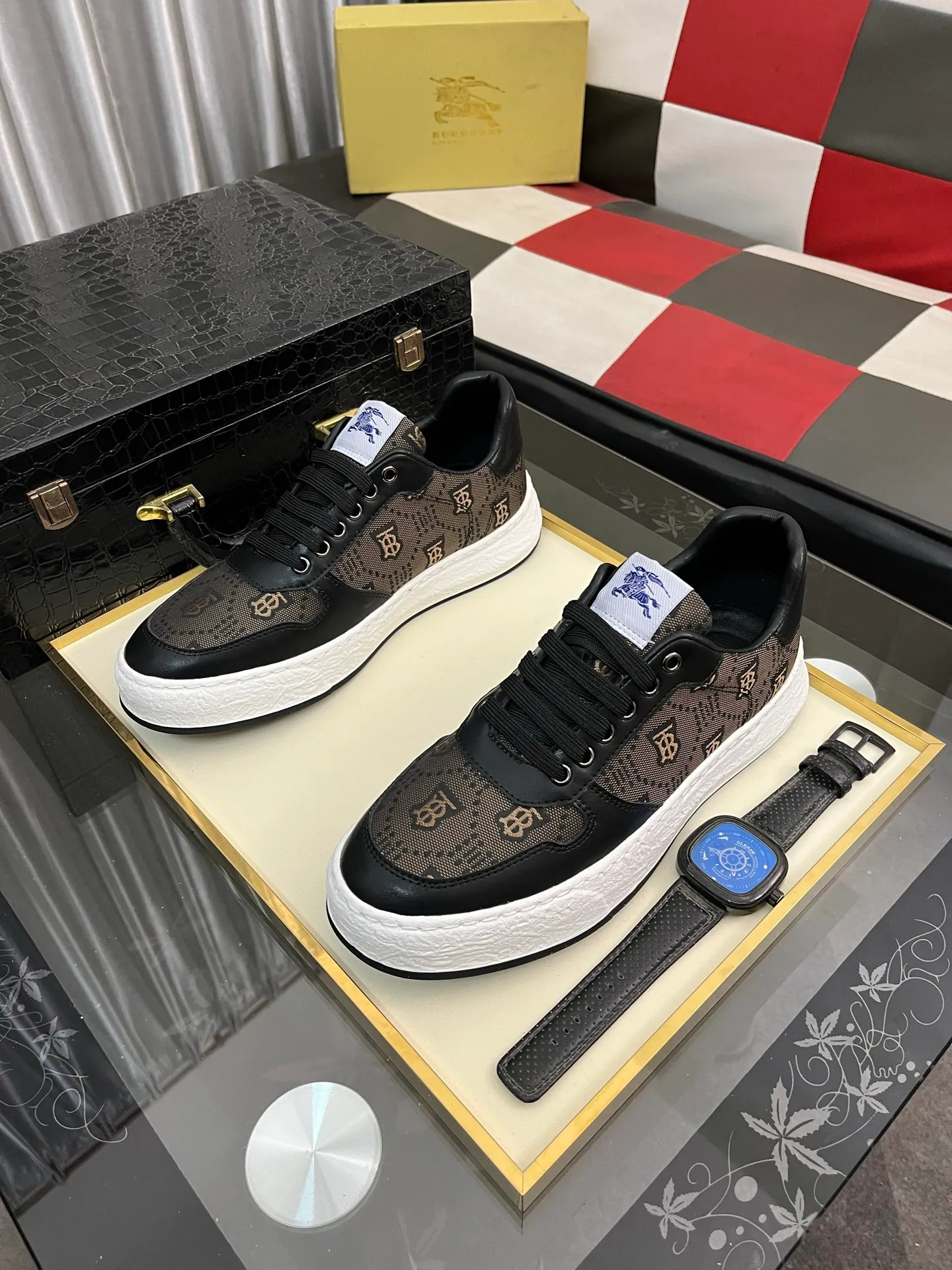 Men's Men's Shoes💰420⌚️⌚️Burberry---Size: 38-44 Burberry men's classic casual shoes! Imported silk cowhide combined with classic plaid fabric, fashionable and British style, imported calfskin lining, super soft and waxy, very comfortable on the feet! 2️⃣colors available